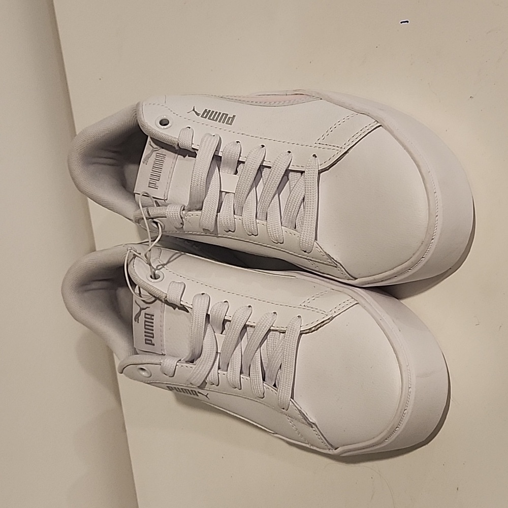 White puma sneakers